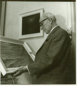 Borgman bekijkt één van zijn schilderijen (1968). 